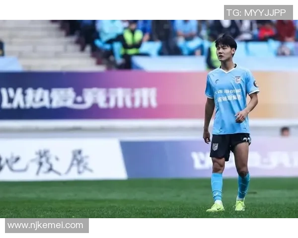 体育馆内的足球明星们如何影响年轻球员的成长与发展